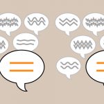 Ruskea tausta, jonka päällä erilaisia puhekuplia. Isoimmassa puhekuplassa suorat viivat ja se kuvaa selkokieltä.